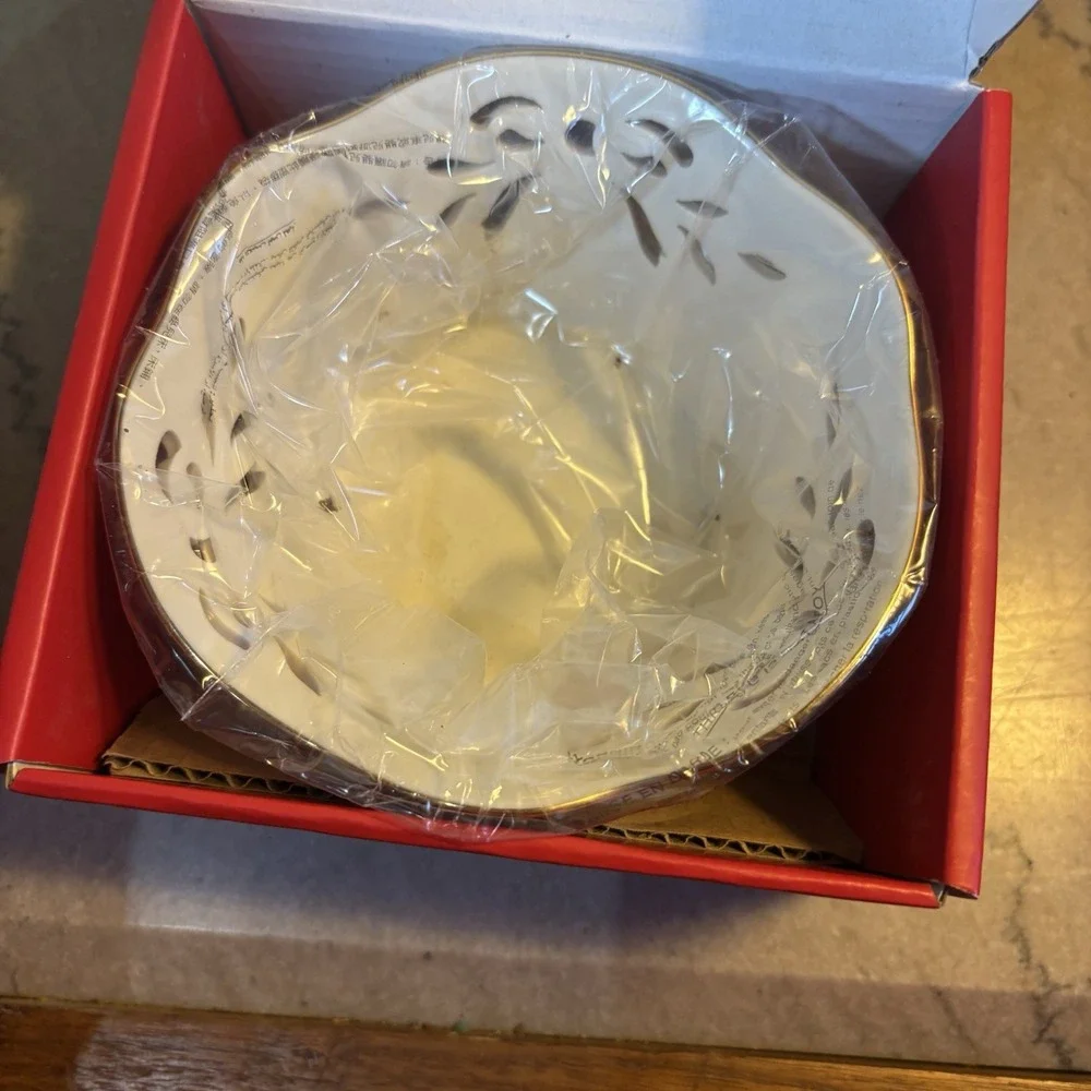 Lenox Winter Greetings Pierced Holly Design‎ Small Bowl New In Box